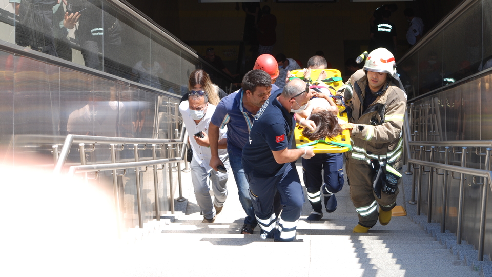 Metroda korkutan anlar! Saçları yürüyen merdivene sıkıştı!