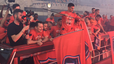 Şampiyon Başakşehir kupayı kaldırdı