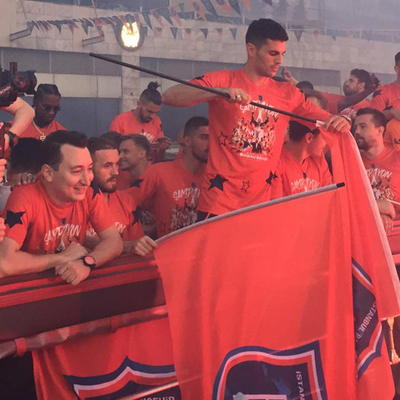 Şampiyon Başakşehir kupayı kaldırdı