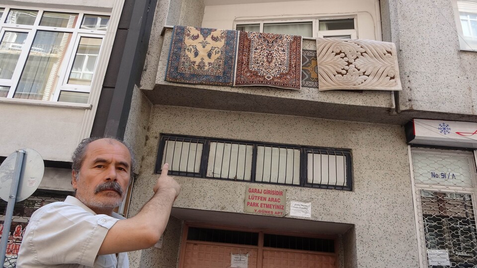 Balkondan düşen çocuğu ölümden kurtardı!