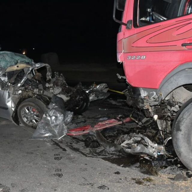 Kamyona çarpan otomobil hurdaya döndü: 1 ölü