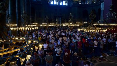 Ayasofya Camii'nde sabah namazı yoğunluğu