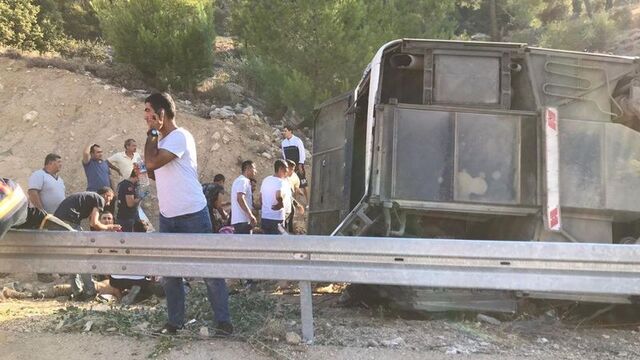 Mersin'de asker otobüsü devrildi! 4 şehit 26 yaralı