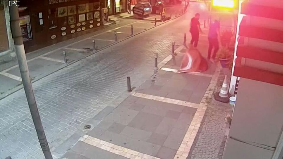 Türk bayrağına çirkin saldırı!