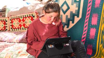 Bakan Selçuk'tan yayladaki 3 öğrenciye tablet