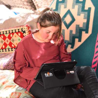 Bakan Selçuk'tan yayladaki 3 öğrenciye tablet