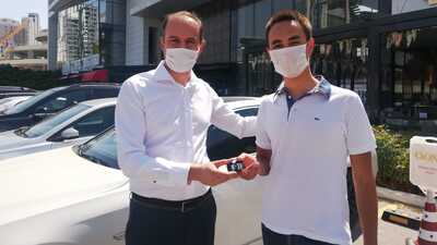 Türkiye birincisi öğrencisine aracını hediye etti!