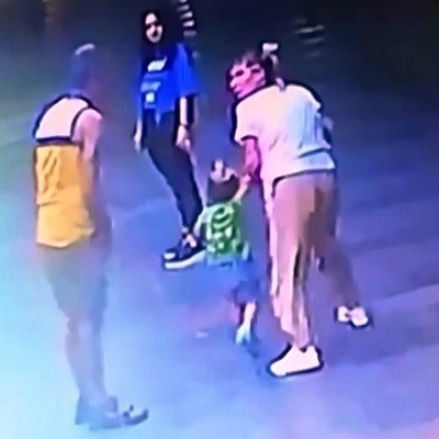 İki buçuk yaşındaki çocuğu kaçırma girişimi kamerada!