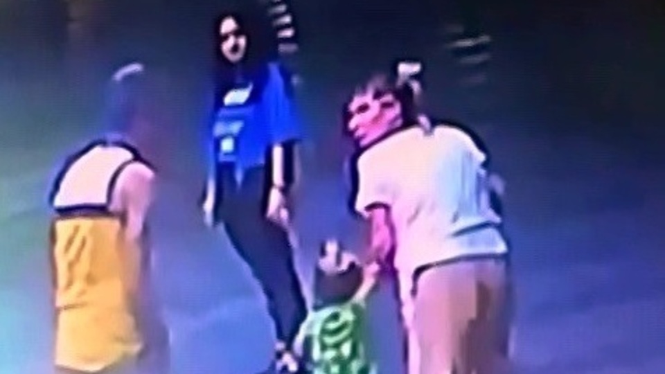 İki buçuk yaşındaki çocuğu kaçırma girişimi kamerada!