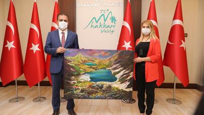 Hakkari'nin bir mevsimini tuale resmetti