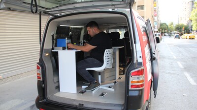 Salgın nedeniyle dükkanını arabaya sığdırdı