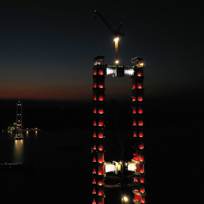 Ayaklarındaki ışıklarla göz kamaştırdı