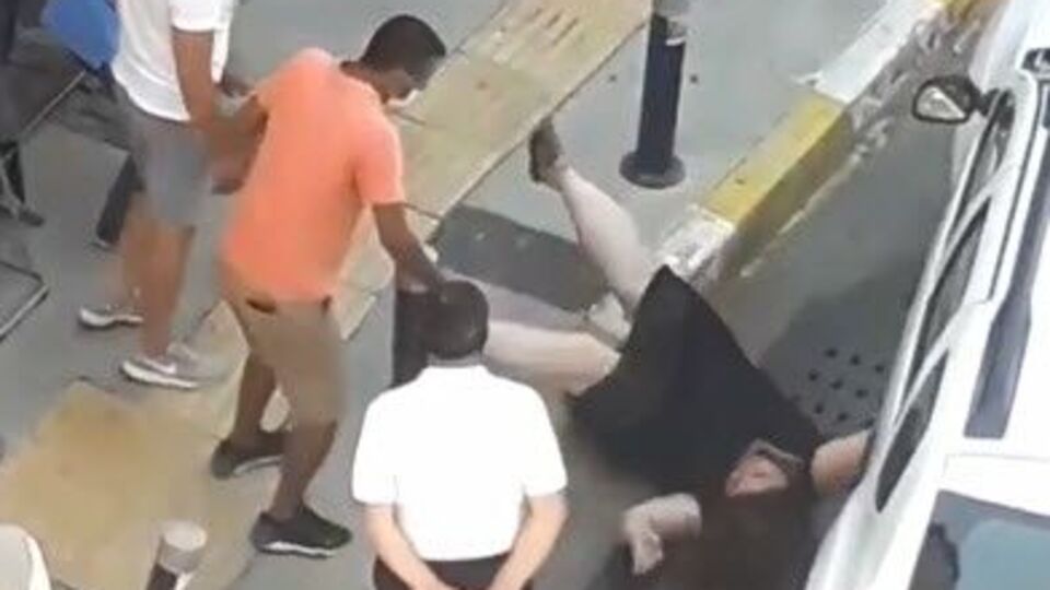 Park etmek isteyen kadını darp etti!