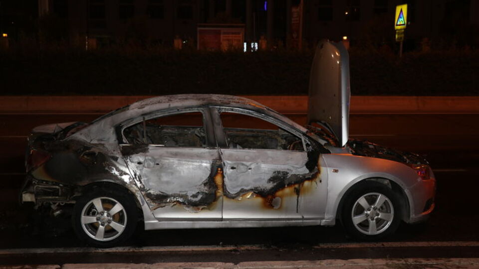 Yanan otomobili yol kenarına bırakıp gitti