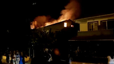 Barbeküden sıçrayan kıvılcımlar iki yazlığın çatısını yaktı