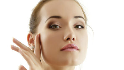 Kırışıklığa karşı yüz germe hareketleri