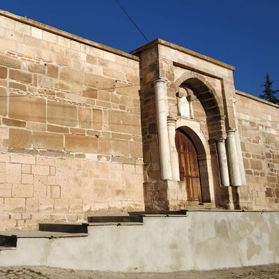 700 yıllık kervansaraya granit ve sıva!