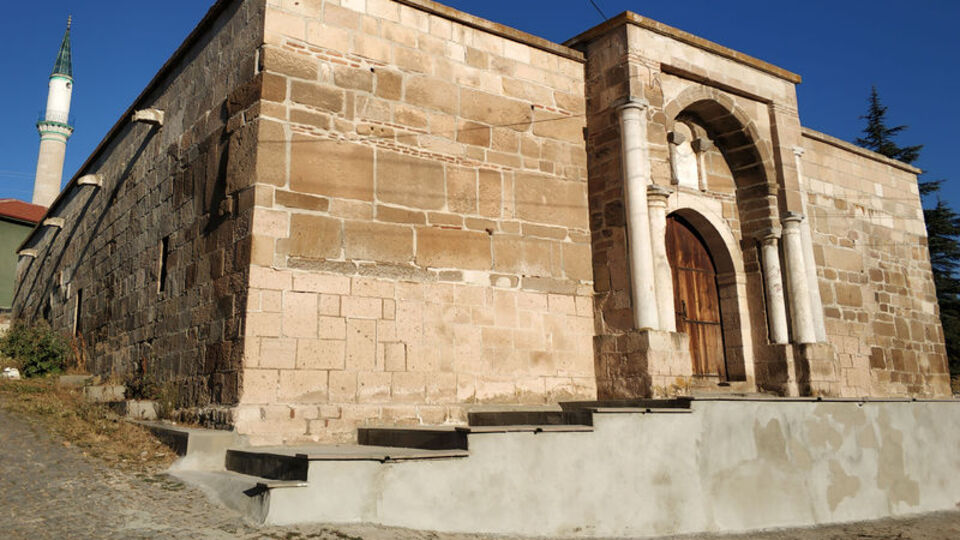 700 yıllık kervansaraya granit ve sıva!