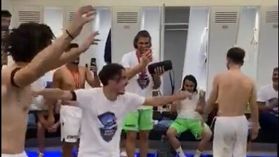 Soyunma odasında kolbastı şov