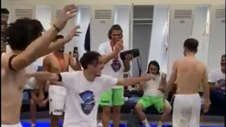 Soyunma odasında kolbastı şov