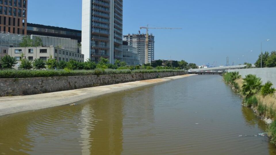 İzmir'in Manda Çayı alarm veriyor