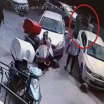 Bu nasıl evlat! Sokakta sopayla dövdü