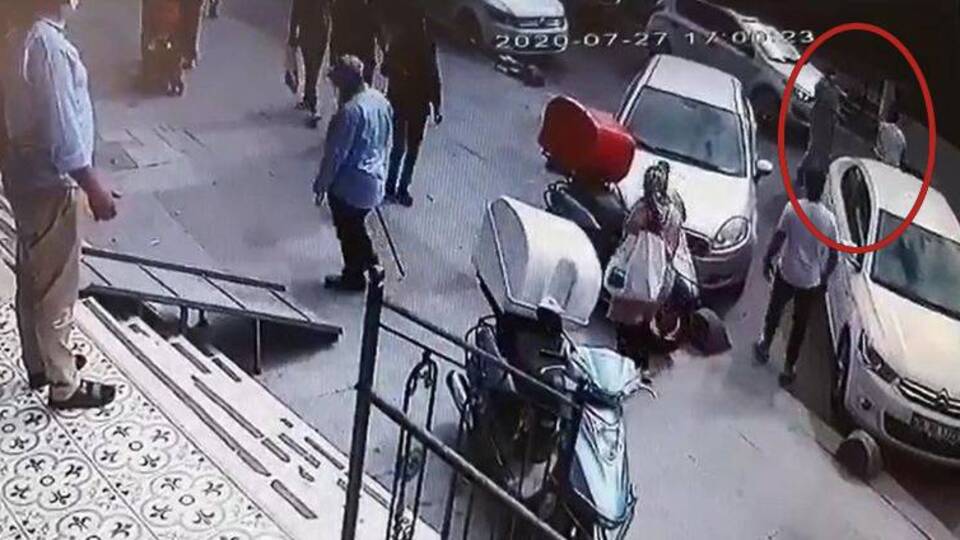 Bu nasıl evlat! Sokakta sopayla dövdü