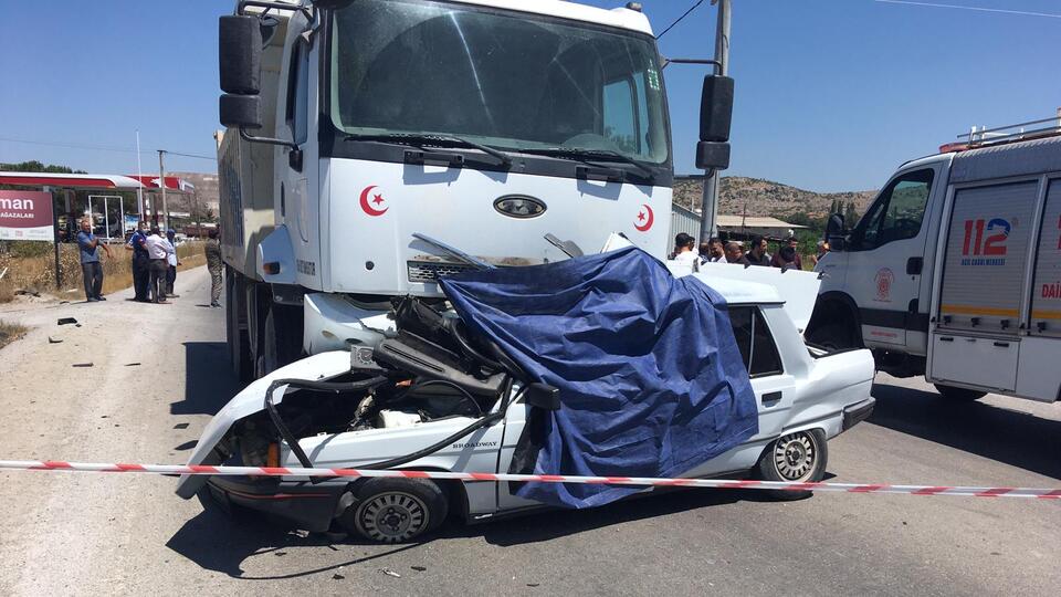 Feci kaza! Belediye kamyonunun altında kaldı!