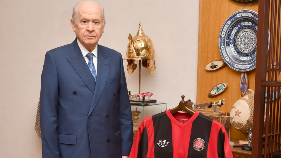 Sosyal medya yasası çıktı Bahçeli'nin boykotu bitti