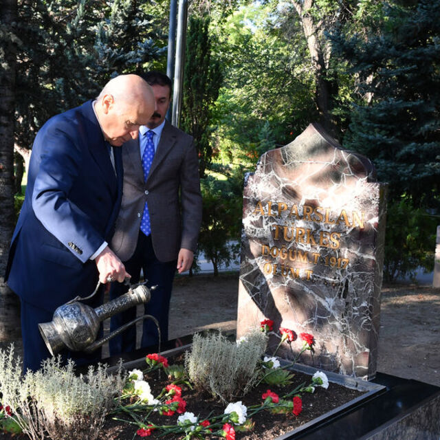 Bahçeli, Türkeş'in mezarını ziyaret etti