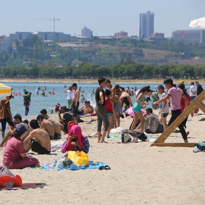 Menekşe Plajı’nda bayram yoğunluğu