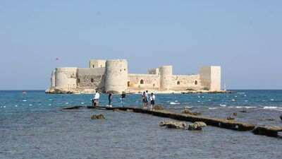 Denizin ortasında tarihi kale!