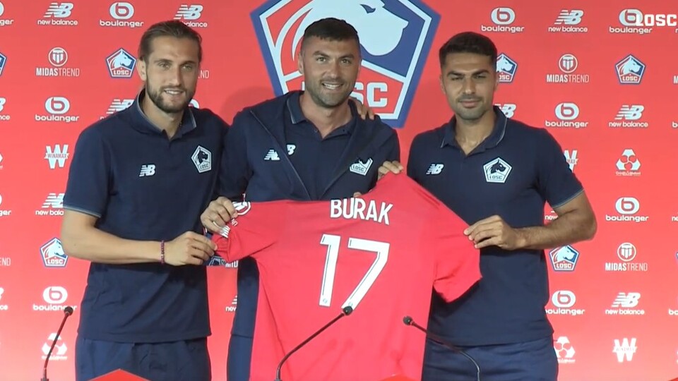 Forma numarasını Burak'a verdi!