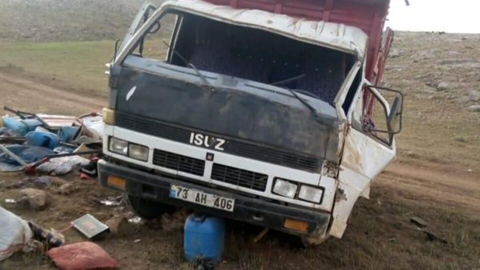 İşçileri taşıyan kamyonet devrildi