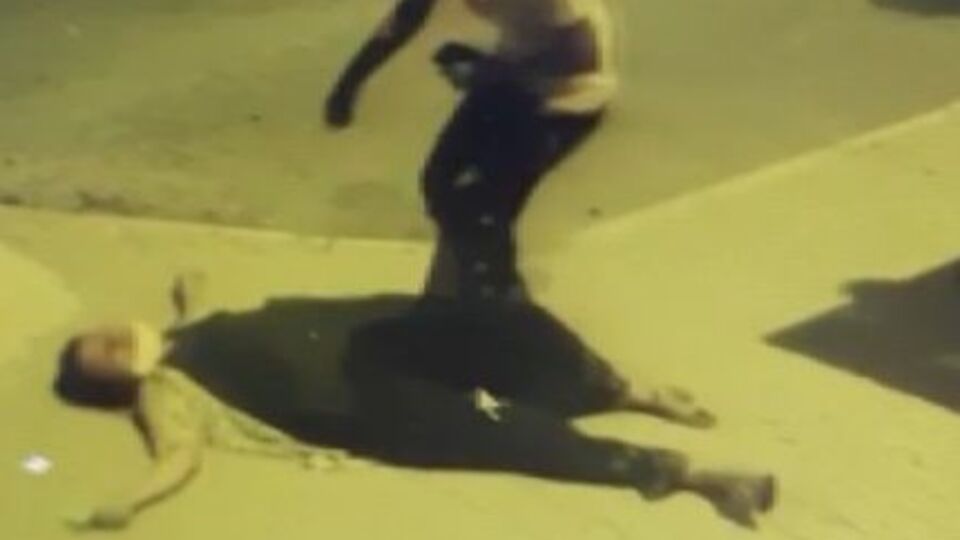 Ardı arkası kesilmiyor! Sokakta eşine kafa attı!