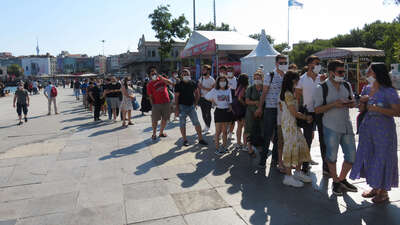 Sosyal mesafesiz Adalar kuyruğu!