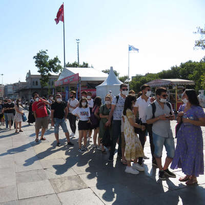 Sosyal mesafesiz Adalar kuyruğu!