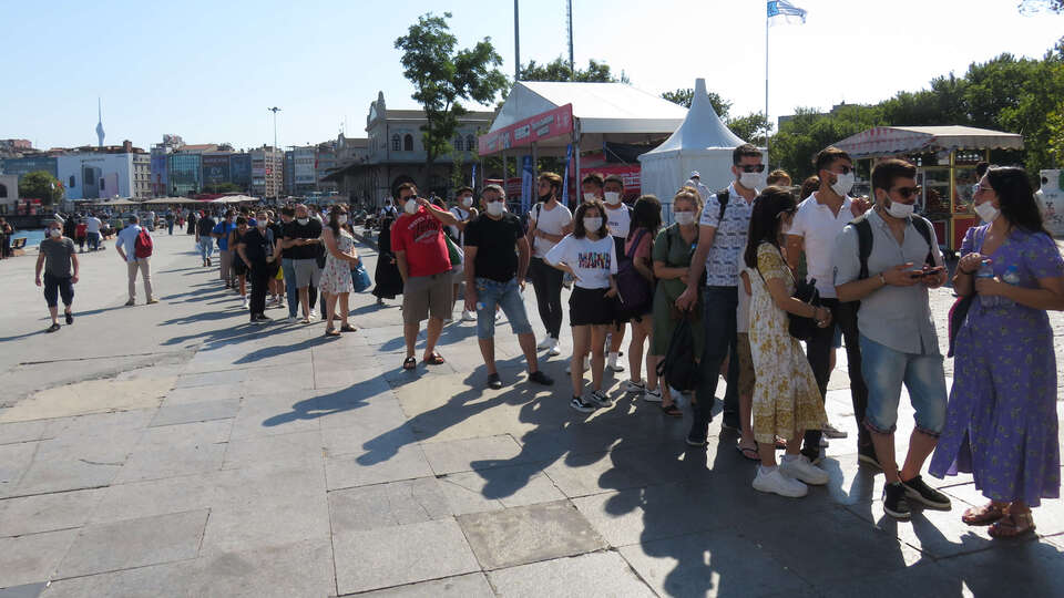 Sosyal mesafesiz Adalar kuyruğu!