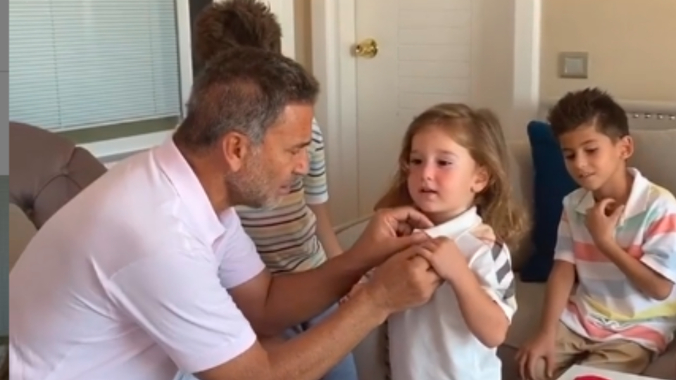 Bayramda çocuklarına altın taktı