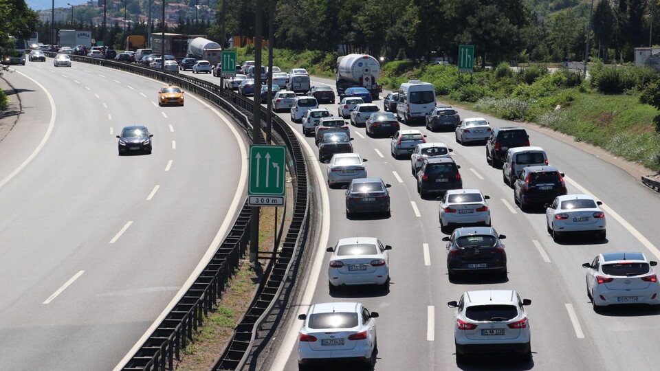 Tatilciler dönüşe geçti, otoyolda yoğunluk oluştu!
