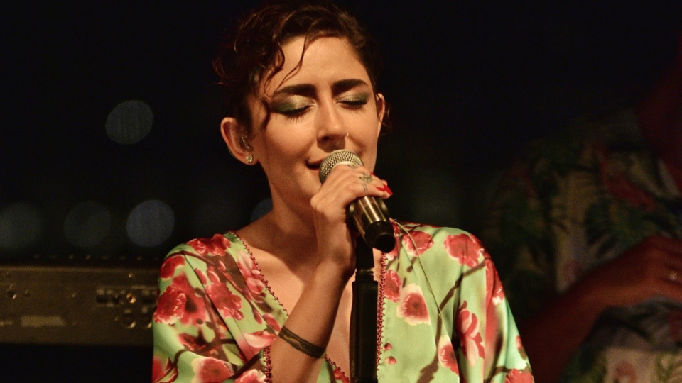 Çıplak ayakla sahneye çıktı