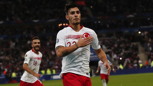 İmzayı atıyor