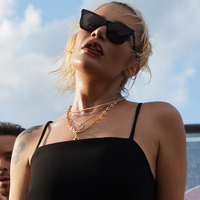 "Saç telim kadar zeki olan gelip, beni yargılasın"