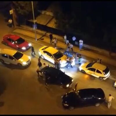 Yumruklar havada uçuştu! Yol verme kavgası!