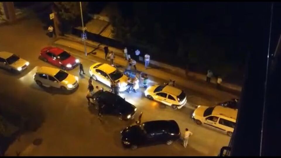 Yumruklar havada uçuştu! Yol verme kavgası!