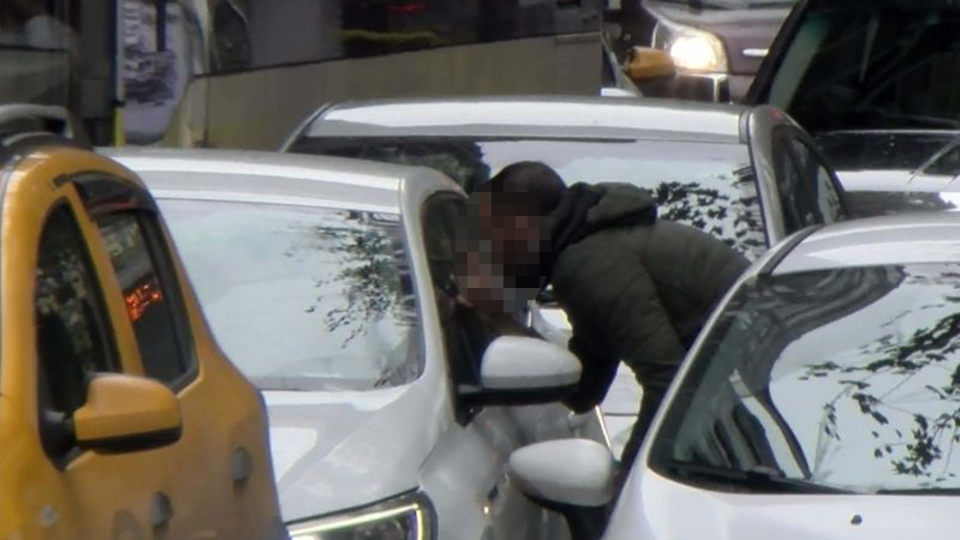 Cam silme bahanesiyle gasp girişim!