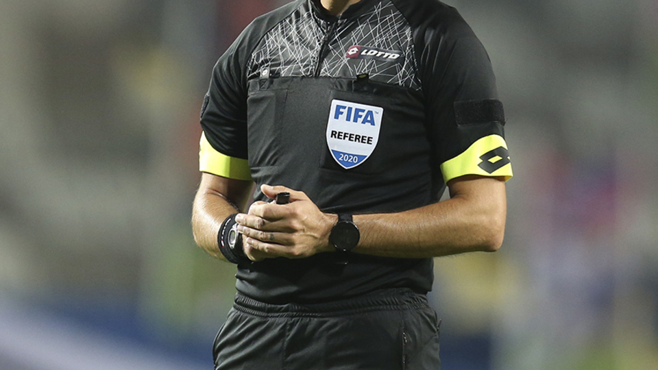 Kasıtlı öksüren futbolcuya kırmızı kart