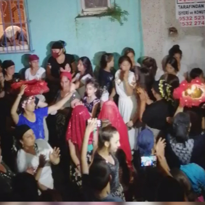 Sosyal mesafesiz ve maskesiz sokak eğlenceleri!