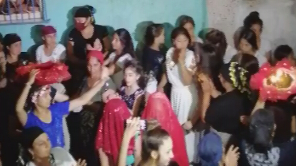 Sosyal mesafesiz ve maskesiz sokak eğlenceleri!