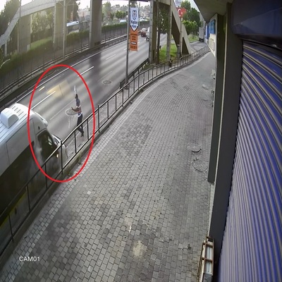 Servis beklerken ölümden saniyelerle kurtuldu!